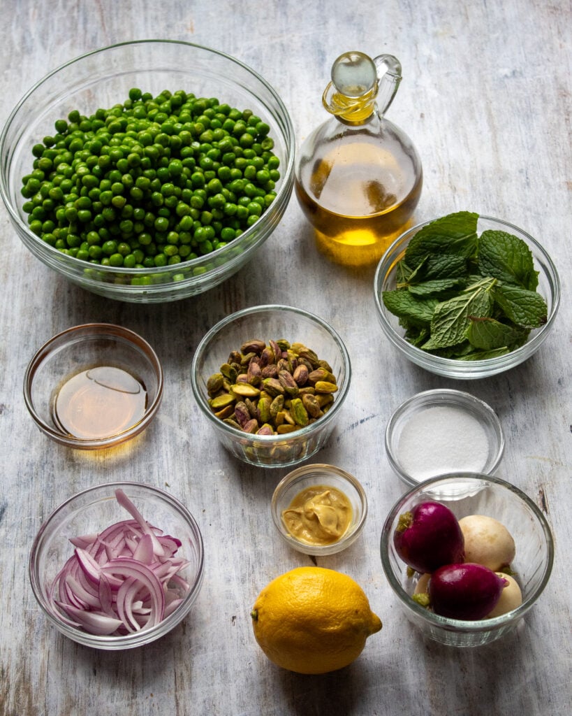 flatly of ingredients in bowls for the healthy pea salad.